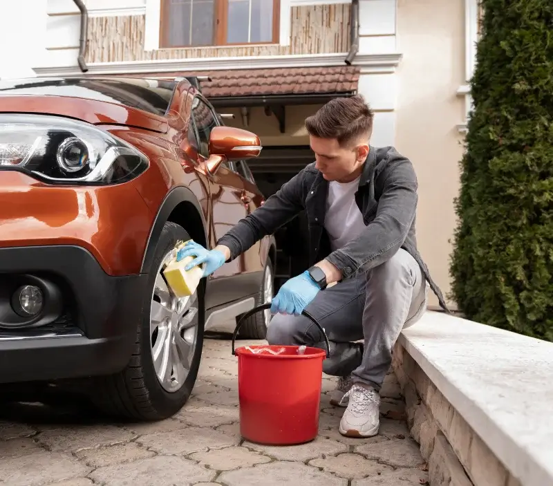 Lavage auto à domicile Woël : professionnel intervenant sur un véhicule